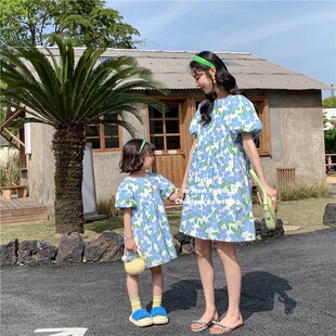 韩国童装娃娃领2023夏亲子装，小清新碎花泡泡袖连衣裙母女裙装