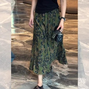 绿色碎花半身裙女2025流行新款高腰宽松垂感A字裙时尚减龄中长裙