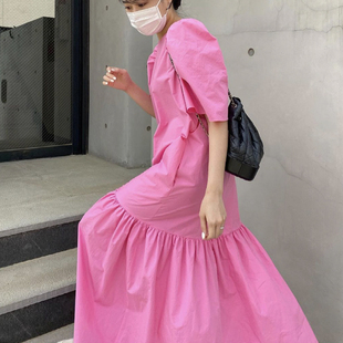 韩国chic夏季气质玫红显白圆领纯色，宽松泡泡袖，下摆荷叶边连衣裙女