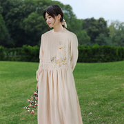 新中式手工绣花杏白色亚麻连衣裙 知笔墨春季设计感长袖宽松长裙