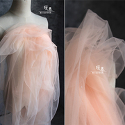 淡淡的粉色透视薄款网纱面料，创意婚纱礼服蓬蓬裙，设计师师布料料