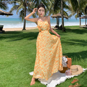 度假风碎花连衣裙收腰显瘦露背绑带吊带裙氛围感黄色沙滩裙长裙