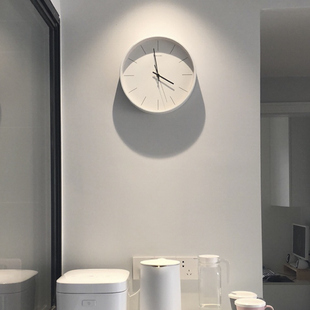 意式极简挂钟北欧ins客厅现代简约家用时钟，挂墙静音钟表2024
