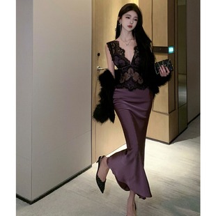 女神范气质(范气质)深v领紫色缎面蕾丝拼接连衣裙，性感露背晚礼服女包臂裙