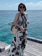 欧美黑色挂脖连衣裙女高级感海边度假独特超好看法式印花超火长裙