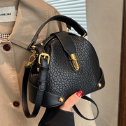 黑色包包女2023时尚高级感单肩斜挎包小众设计手提贝壳包