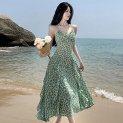 法式优雅浪漫v领连衣裙，女荷叶边扭结设计绿色碎花吊带裙度假长裙