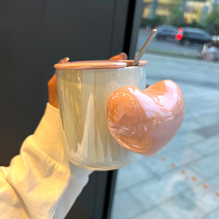 高级感设计师爱心马克杯珍珠釉带盖勺咖啡陶瓷杯送女朋友礼物水杯