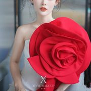 大红色立体花朵配饰新娘，抹胸婚纱礼服配饰，头花影楼拍照造型款花朵