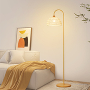 法式奶油风落地灯客厅，沙发旁摆件高颜值氛围，简约卧室床头立式台灯