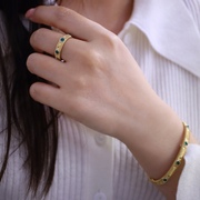 18k布契拉提天然祖母绿拉丝雕花手镯戒指，金镶嵌(金镶嵌)珠宝宝石真金真钻