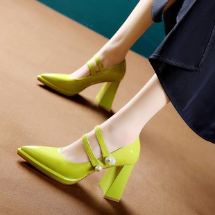 欧美风尖头高跟鞋2024秋季舒适漆皮荧光绿色，防水台粗跟单鞋女