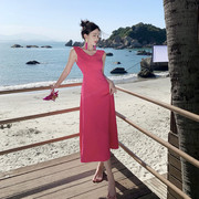 法式设计感压折荷叶V领无袖连衣裙气质甜美减龄玫红色海边沙滩裙