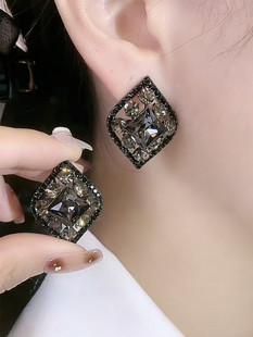 气质黑色菱形水晶耳环，网红时尚小众设计高级感银针，防过敏耳钉