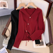 大码女装红色针织衫秋冬季设计感遮肉显瘦减龄系带子v领上衣