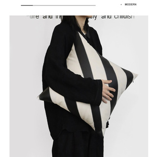 独家设计师款黑白皮革抱枕时髦斜条纹约大牌沙发靠垫