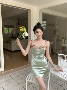 花朵刺绣缎面吊带连衣裙女装夏季群子收腰紧身包臂裙绿色辣妹短裙