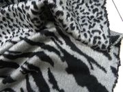 全羊毛面料定位款，浅灰底黑色斑马纹豹纹花，色织单面长毛大衣布料