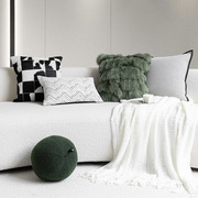 现代轻奢客厅沙发搭配组合黑白真牛皮，拼接绿色狐狸，毛皮草(毛皮草)抱枕靠垫