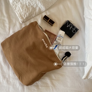 ooahz定制款小毛球高级感化妆包包 超大容量字母手拿帆布包收纳袋