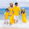 海边度假亲子装母女装，一家三四口黄色吊带沙滩裙，男童短袖衬衫套装