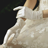 法式新娘夏季优雅白色婚纱手套缎面结婚礼服短款绸缎手工珍珠秋冬