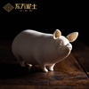 东方泥土(东方泥土)陶瓷猪，摆件德化羊脂玉瓷，动物雕塑中式茶桌茶几茶宠装饰品