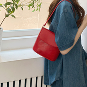 自制包包女2024韩版ins质感百搭小众设计红色，单肩斜挎水桶包