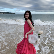 三亚旅行沙滩裙女夏玫红色挂脖长裙海边度假吊带连衣裙宽松慵懒风