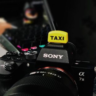 创意可爱卡通热靴保护盖taximini微单相机，适用佳能m200506尼康单反索尼a7m24r5m3富士xt5432徕卡配件