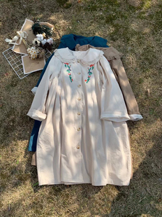 森女日系甜美娃娃领风衣，2021秋季文艺复古绣花宽松中长款外套