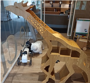 奔跑的长颈鹿动物造型书架绘本馆，儿童样板间软装幼儿园图书室实木