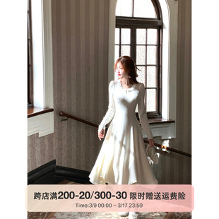 Q女家 栀子白茶/法式长袖针织连衣裙女早春内搭白色长裙2024