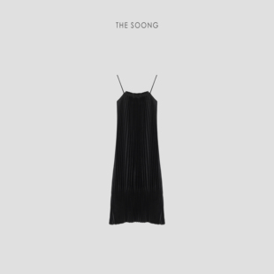 thesoong结构美学立体压褶流质线条连黑色，优雅细肩带吊带连衣裙