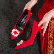红色婚鞋女细跟中跟尖头高跟鞋，珍珠圆扣绿色新娘，鞋配秀禾服的单鞋