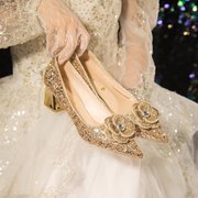 金色粗跟婚鞋女法式主婚纱新娘鞋不累脚低跟亮片水晶单鞋孕妇可穿