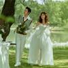 影楼摄影主题白色轻婚纱花朵礼服，情侣写真旅拍草坪，气质清新高级服