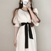 韩国chic法式气质圆领镶边撞色褶皱坑条设计感绑带束腰短袖连衣裙