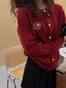 红色麻花毛衣外套，女秋冬2024欧货时尚，英伦风刺绣羊毛针织开衫