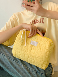 黄色手拿化妆包女便携高颜值大容量，ins高级感旅行洗漱品收纳袋小