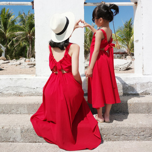 2024海边度假亲子装夏装露背红色连衣裙母女装沙滩，度假长裙小礼服