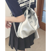 韩国双肩包包女2023潮时尚链条水桶包学生上课大容量托特包