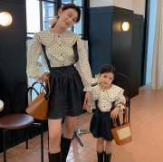 妈妈超爱萌韩版母女装，可爱俏皮波点衬衫，+牛仔背带裙套