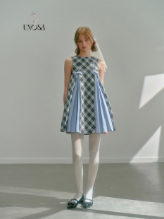UNOSA原创设计浅蓝格纹放褶拼接无袖A字短款连衣裙