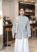蓝白条纹衬衫女春秋韩版设计感小众外穿长袖竖条纹衬衣超好看