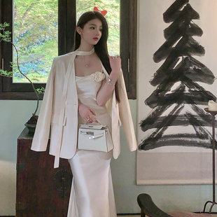 fairyjiang夏季气质缎面白色，吊带连衣裙长款显瘦包臀裙含胸花