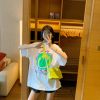 张静芝韩国荧光黄绿，紫彩绘印花时尚简约白色t恤