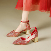 红色婚鞋女粗跟法式时尚，亮片一字扣带中空高跟鞋，水晶单鞋包头凉鞋
