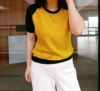 两拼面料短袖t恤衫黄色字母印花真丝，拼接黑色针织小圆领上衣