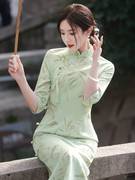 年轻款新中式麂皮绒长款绿色旗袍2023年秋冬季显瘦日常少女装